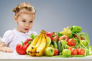 4 поради, як змусити дитину їсти овочі та фрукти