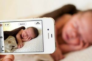 Стоит ли выкладывать фото малыша в Интернет