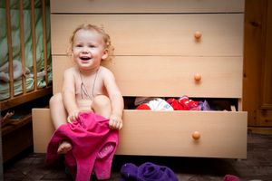 Как научить малыша самостоятельно одеваться?