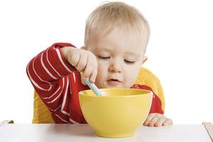 Як навчити дитину їсти самостійно