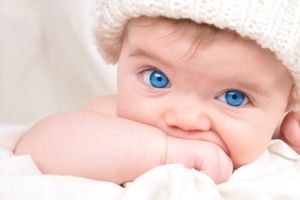 Когда меняется цвет глаз новорождённого