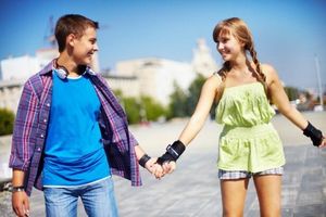 Первые отношения подростка. Что делать родителям