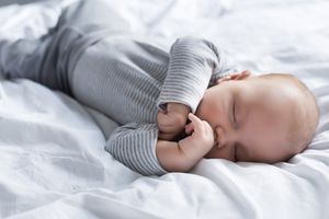 Привчити дитину спати в ліжечку або спати разом з дитиною?