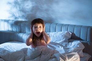 Що робити, якщо дитина боїться спати одна