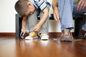 Учим ребенка завязывать шнурки