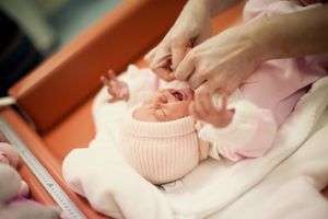 Выписка из роддома в декабре: как одеть ребенка