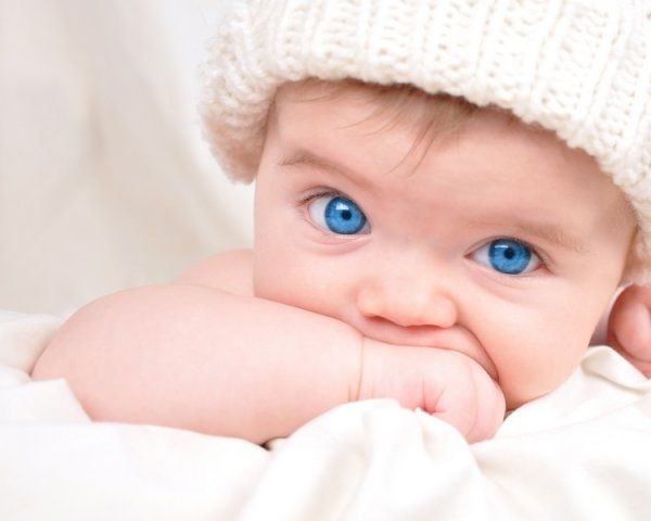 Почему меняется цвет глаз у младенцев